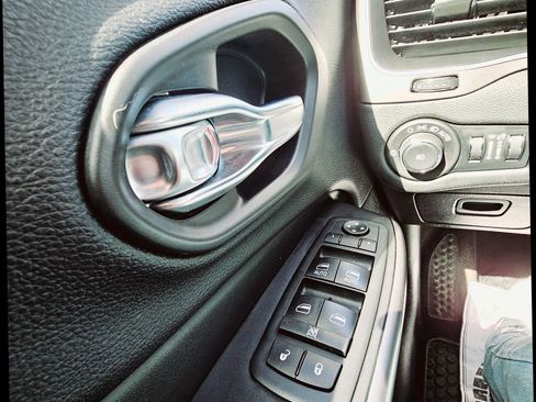 Used 2020 Jeep Cherokee Latitude Plus w/ Cold Weather Group image 33