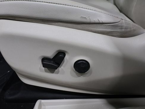 Used 2021 Chrysler Pacifica Touring-L FWD image 12