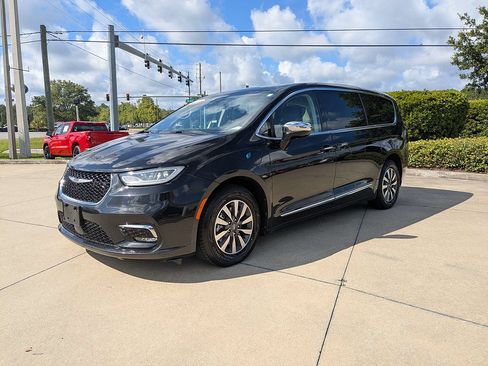 Used 2023 Chrysler Pacifica Limited FWD image 7