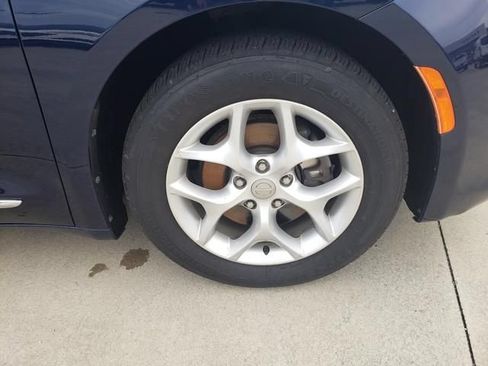 Used 2017 Chrysler Pacifica Touring-L Plus w/ Tire & Wheel Group FWD image 28