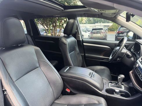 Certified 2019 Toyota Highlander XLE AWD/4WD image 19