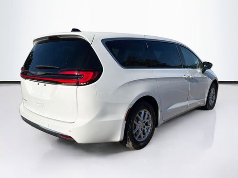 Used 2024 Chrysler Pacifica Touring-L image 3