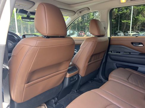 Certified 2025 Nissan Pathfinder Platinum w/ Cargo Package AWD/4WD image 23