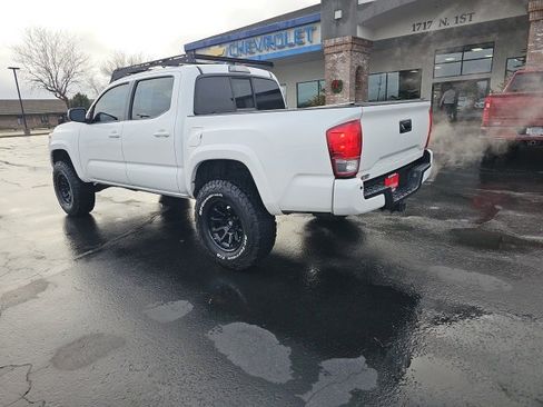 Used 2016 Toyota Tacoma TRD Sport image 42