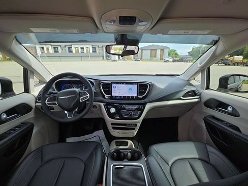 Used 2024 Chrysler Pacifica Touring-L AWD/4WD image 27