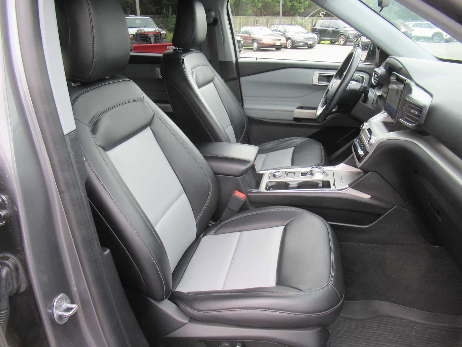 Used 2022 Ford Explorer XLT w/ Equipment Group 202A AWD/4WD image 23