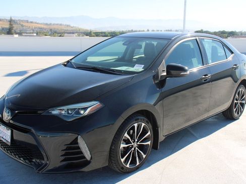 Used 2017 Toyota Corolla SE w/ SE Premium Package image 6