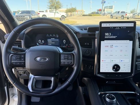 Used 2024 Ford Expedition Platinum image 16