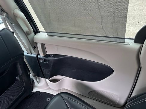 Used 2023 Chrysler Pacifica Touring-L FWD image 28