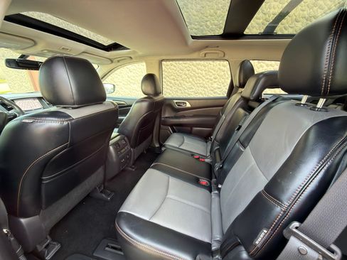 Used 2019 Nissan Pathfinder SL AWD/4WD image 17