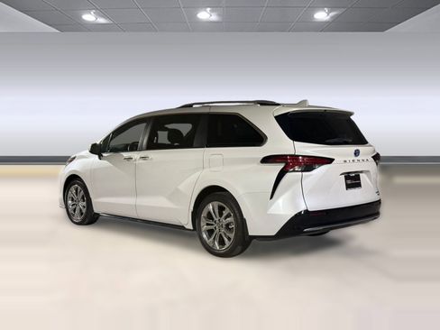 Used 2024 Toyota Sienna Platinum image 3