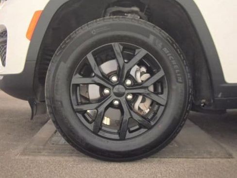 Used 2024 Jeep Grand Cherokee Altitude image 6