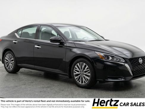 Used 2025 Nissan Altima 2.5 SV image 1