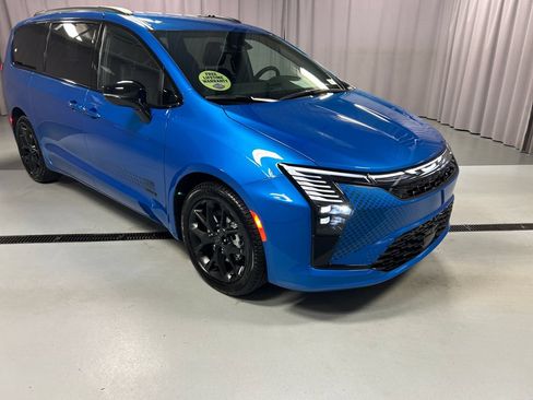 New 2027 Chrysler Pacifica Select FWD image 1