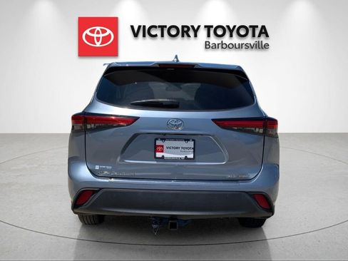 Used 2022 Toyota Highlander XLE AWD/4WD image 4
