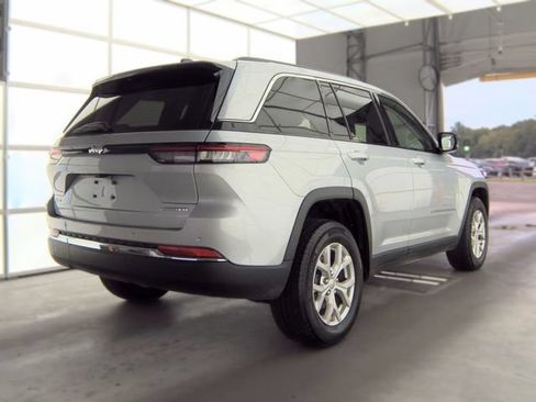 Used 2023 Jeep Grand Cherokee Limited AWD/4WD image 4