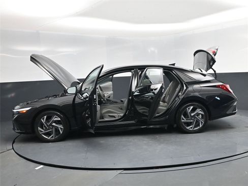 Certified 2025 Hyundai Elantra Sport image 20