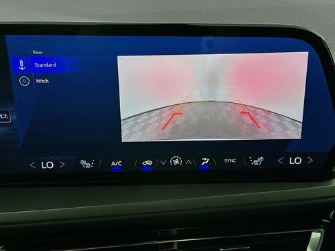 Used 2025 Chevrolet Traverse LT image 23