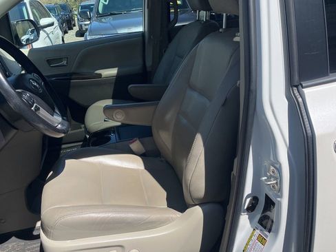 Used 2019 Toyota Sienna XLE Premium AWD/4WD image 2