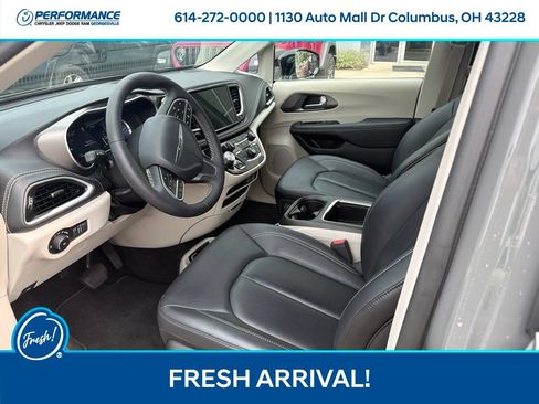 Used 2024 Chrysler Pacifica Limited FWD image 12