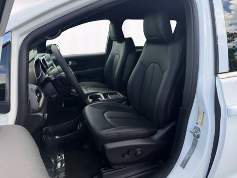 New 2027 Chrysler Pacifica Select w/ Family Tech Group AWD/4WD image 9