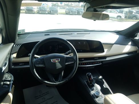 Used 2024 Cadillac XT4 Luxury w/ Cold Weather Package image 18