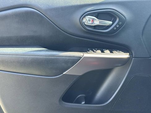 Used 2019 Jeep Cherokee Limited image 19