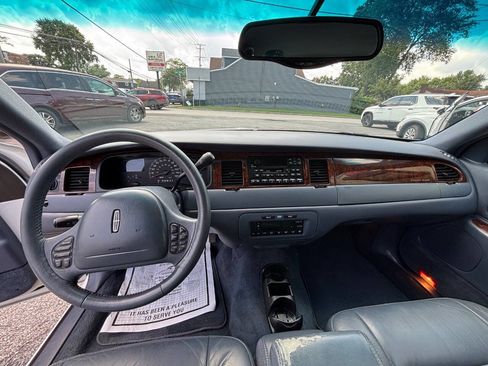 Used 2000 Lincoln Town Car Signature image 21