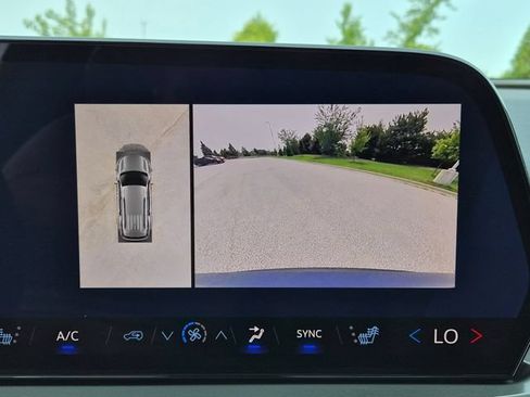 Used 2024 Chevrolet Traverse LT FWD image 26