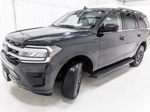 Used 2024 Ford Expedition XLT RWD image 3
