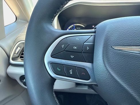 Used 2024 Chrysler Pacifica Limited FWD image 26
