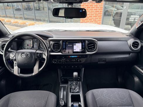 Used 2017 Toyota Tacoma TRD Off-Road w/ Premium & Technology Package image 14