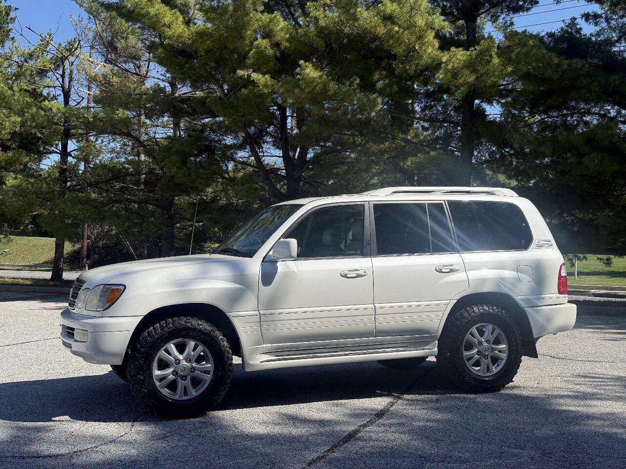 Used 2005 Lexus LX 470 4WD w/ Preferred Accessory Pkg image 1
