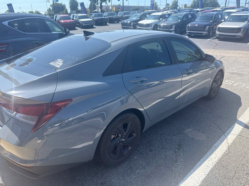 Used 2023 Hyundai Elantra SEL w/ Cargo Package FWD image 6