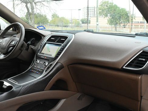 Used 2017 Lincoln MKX Reserve w/ Driver Assistance Package image 24