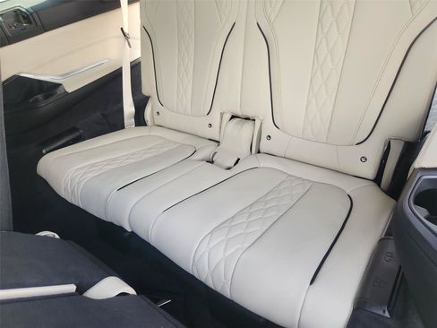 Used 2025 BMW X7 M60i AWD/4WD image 36