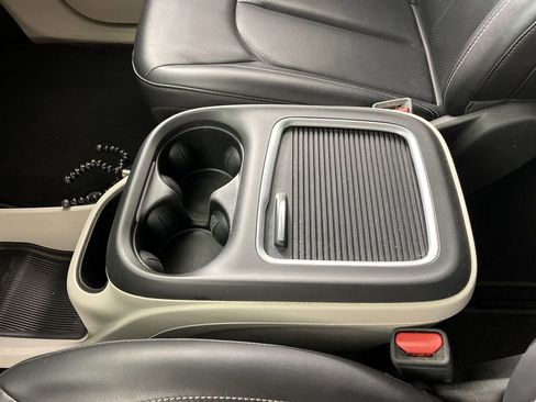 Used 2023 Chrysler Pacifica Touring-L image 20