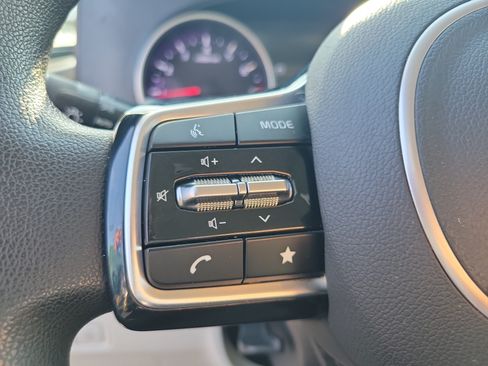 Used 2022 Kia Carnival LX FWD image 19