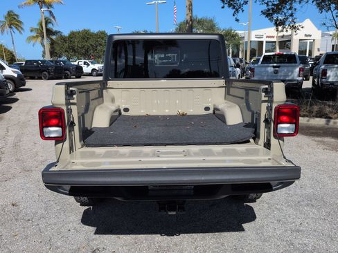 Used 2022 Jeep Gladiator Sport AWD/4WD image 13