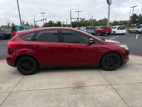 Used 2015 Ford Focus SE w/ SE Cold Weather Package FWD image 5