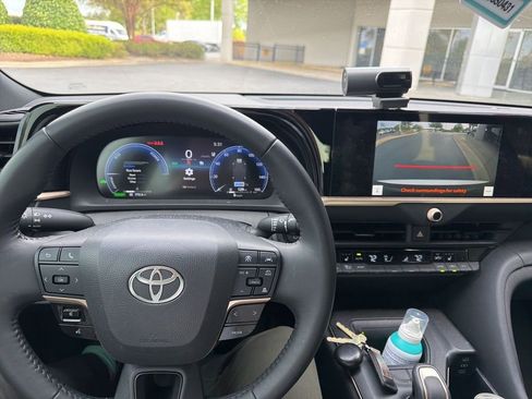 Used 2023 Toyota Crown Limited image 8