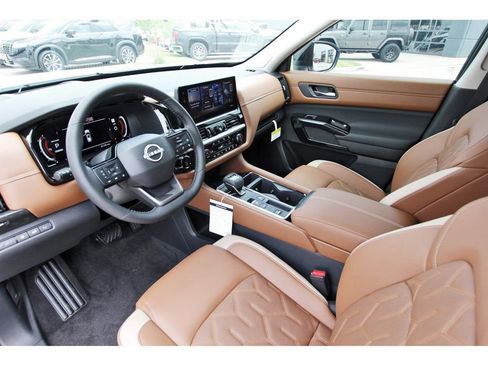New 2026 Nissan Pathfinder Platinum FWD image 13
