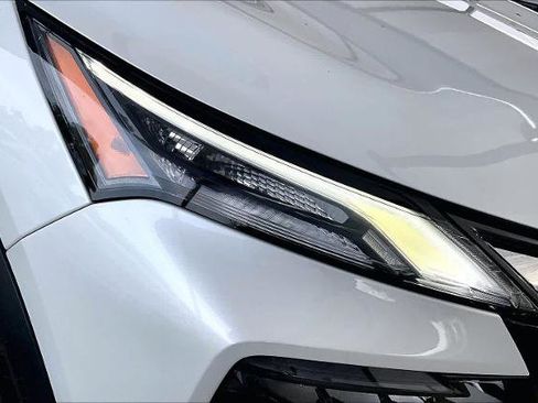 Certified 2025 Nissan Rogue SV image 27