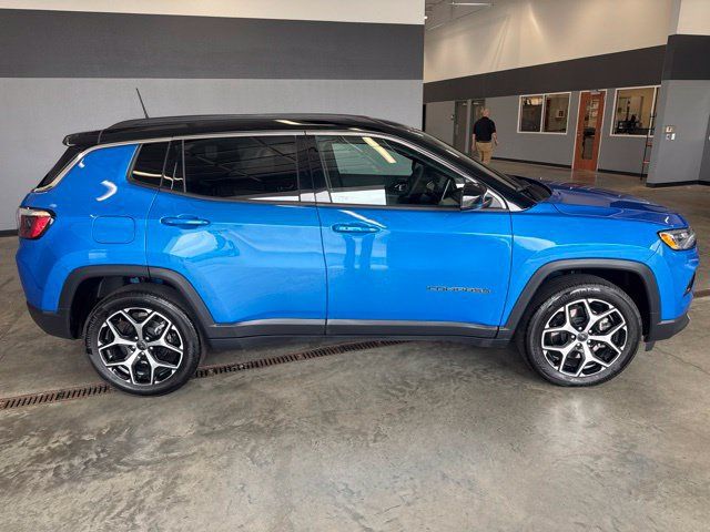 Used 2025 Jeep Compass Limited AWD/4WD image 9