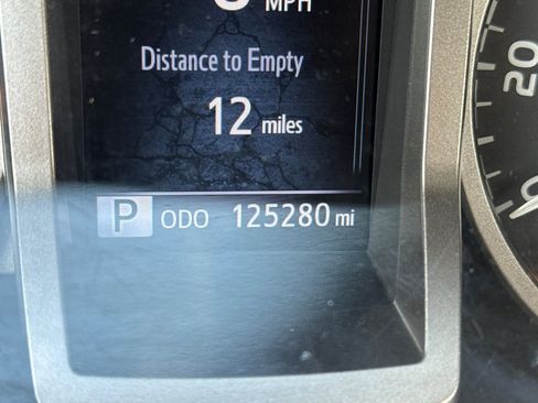 Used 2018 Toyota Tacoma SR5 RWD image 39