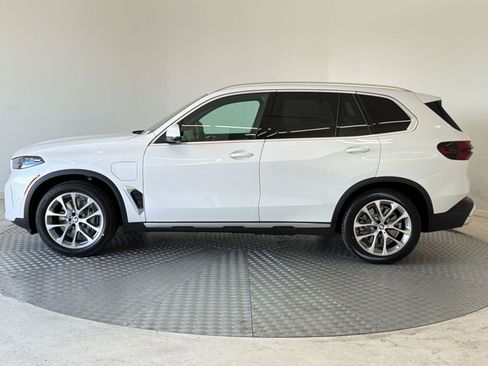 New 2026 BMW X5 xDrive50e w/ Premium Package AWD/4WD image 2