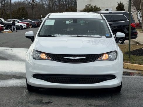 Certified 2022 Chrysler Voyager LX image 4