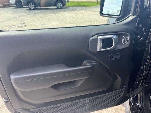 Used 2022 Jeep Wrangler Unlimited Rubicon w/ Cold Weather Group image 18