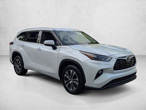 Used 2022 Toyota Highlander XLE image 3