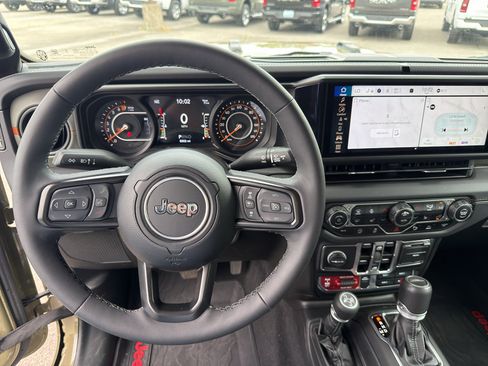 Used 2025 Jeep Gladiator Mojave AWD/4WD image 9